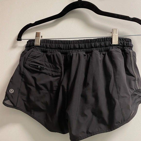Lululemon Hotty Hot Short (2.5") - Size 6 - Picture 3 of 4